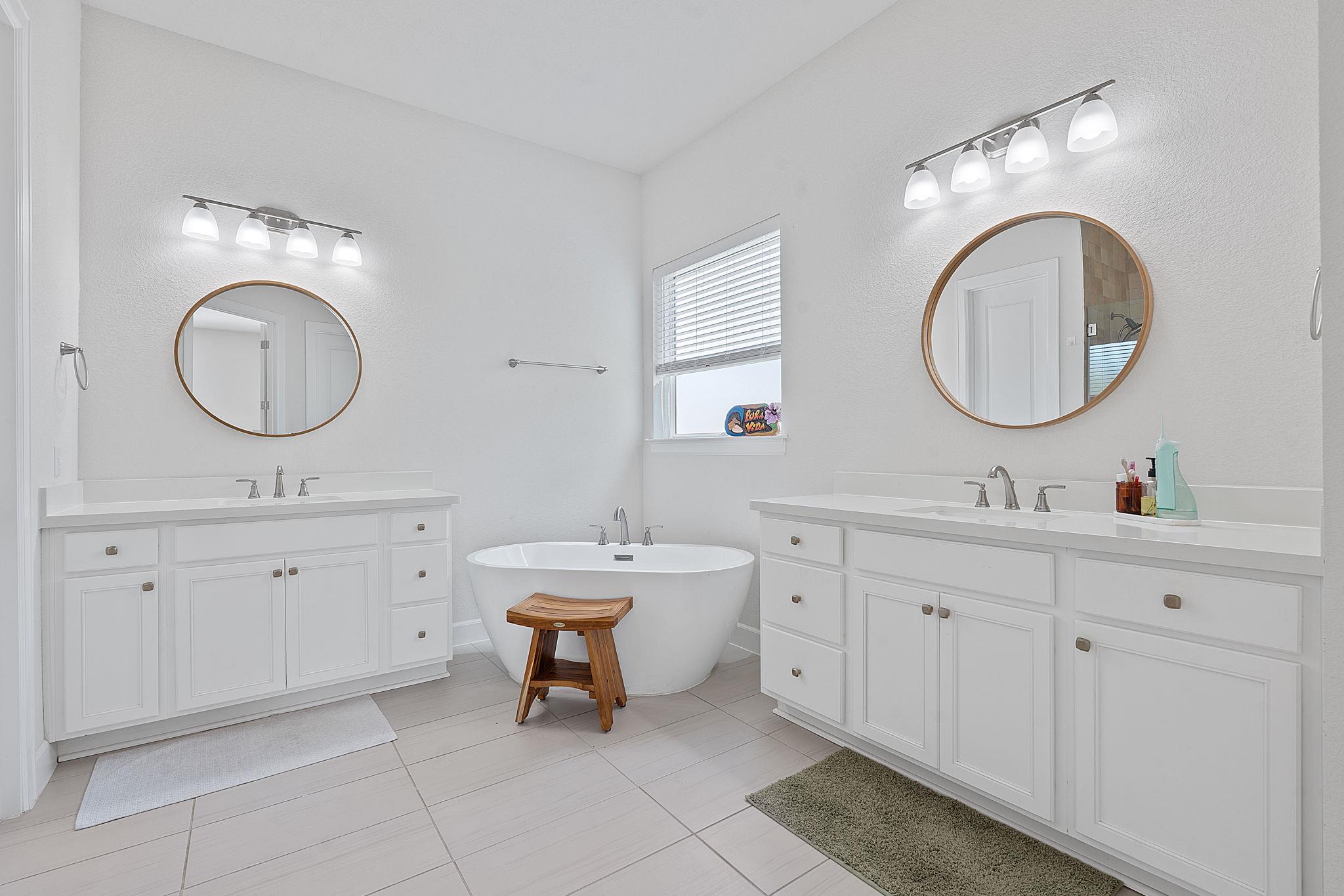 104 Majestic Arroyo Way Lakeway, TX 78738